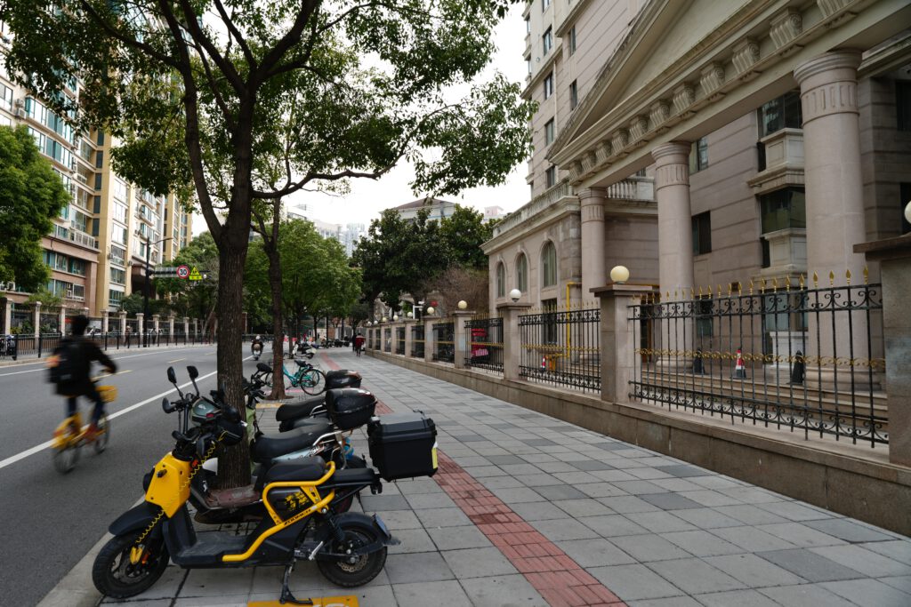 Kleine aber saubere Straße in Shanghai.