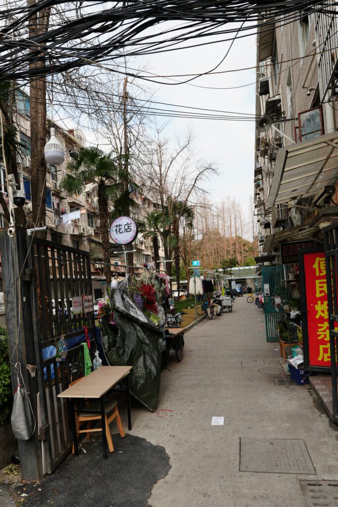 Hinterhof zwischen zwei Gebäuden.